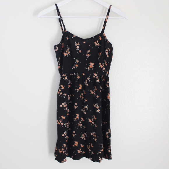 H&M Dresses & Skirts - H&M FLORAL PRINT SKATER DRESS